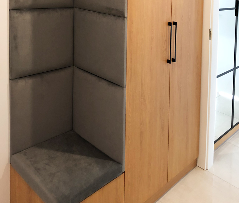 Garderoba narożna z siedziskiem