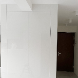Biała garderoba w przedpokoju apartamentu