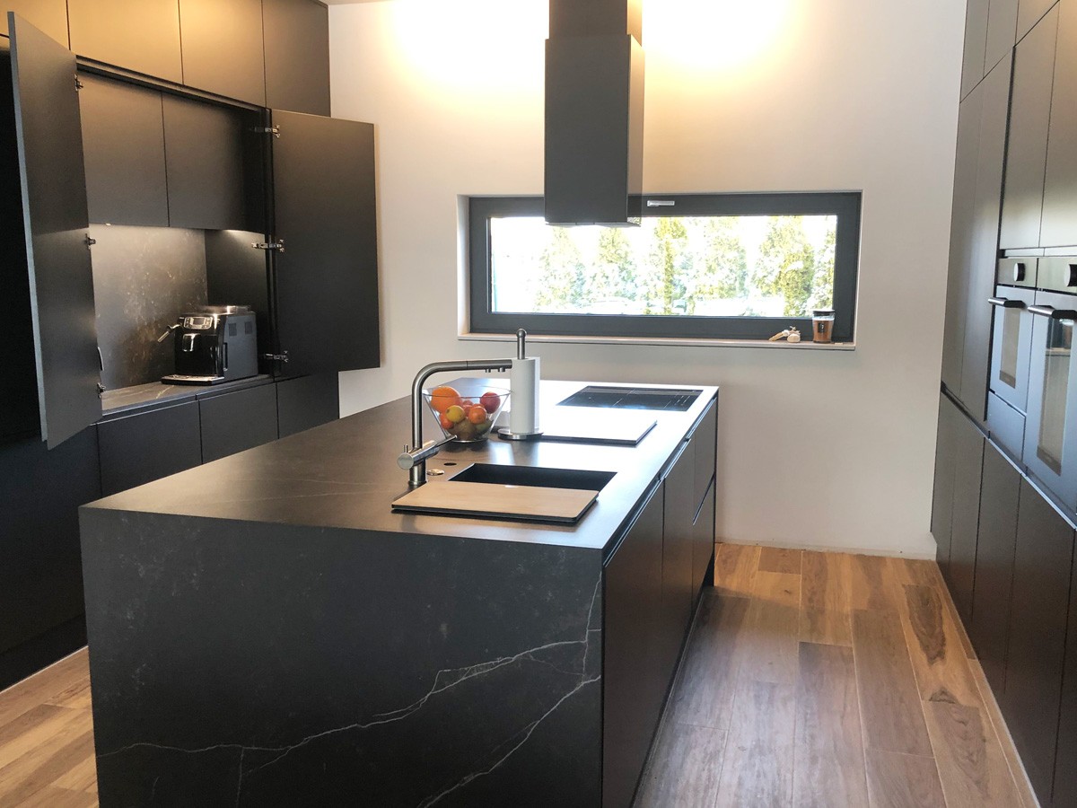 ciemna nowoczesna kuchnia z wyspa5 1647969119