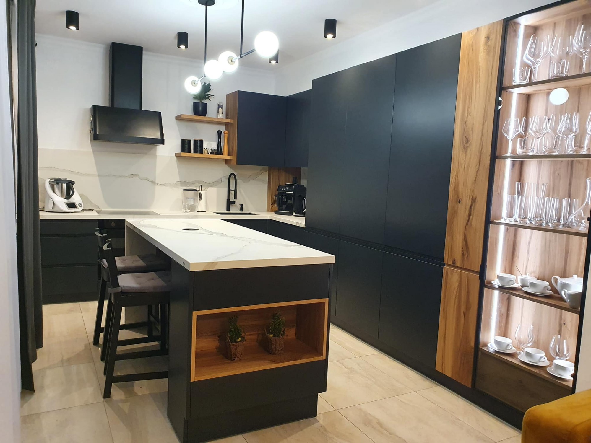 Czarna matowa kuchnia z elementami drewna