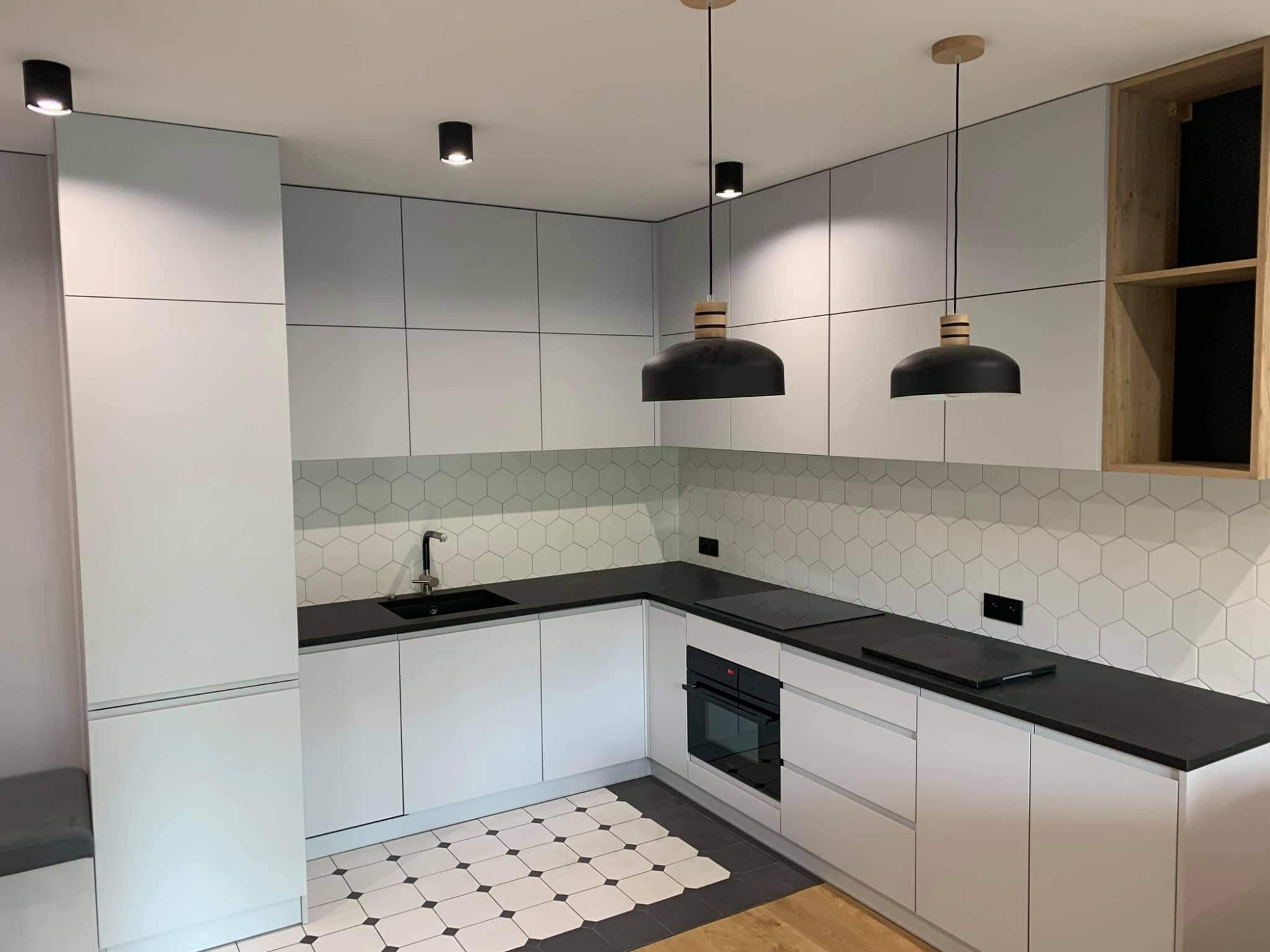 Lakierowana matowa kuchnia w białym kolorze