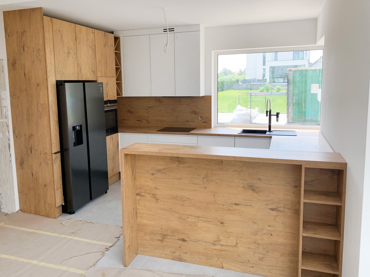 kuchnia w stylu nowoczesnym drewno i biel 1647970992