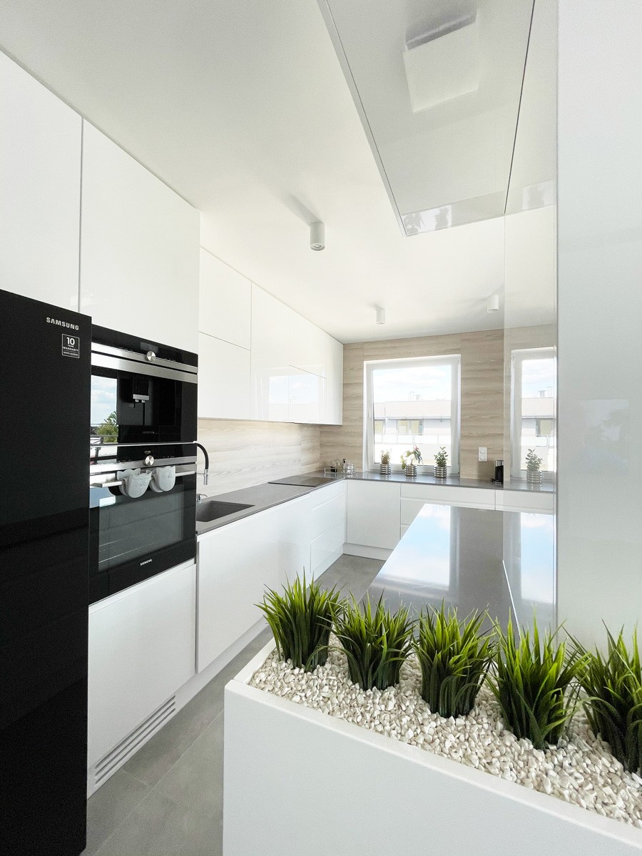 minimalistyczna jasna kuchnia 1647971398