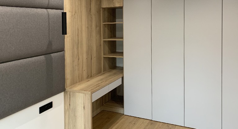 zabudowana sciana pod garderobe w sypialni 1647945397