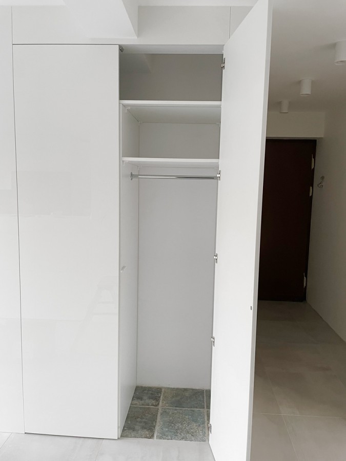 Biała elegancka garderoba na wymiar w przedpokoju