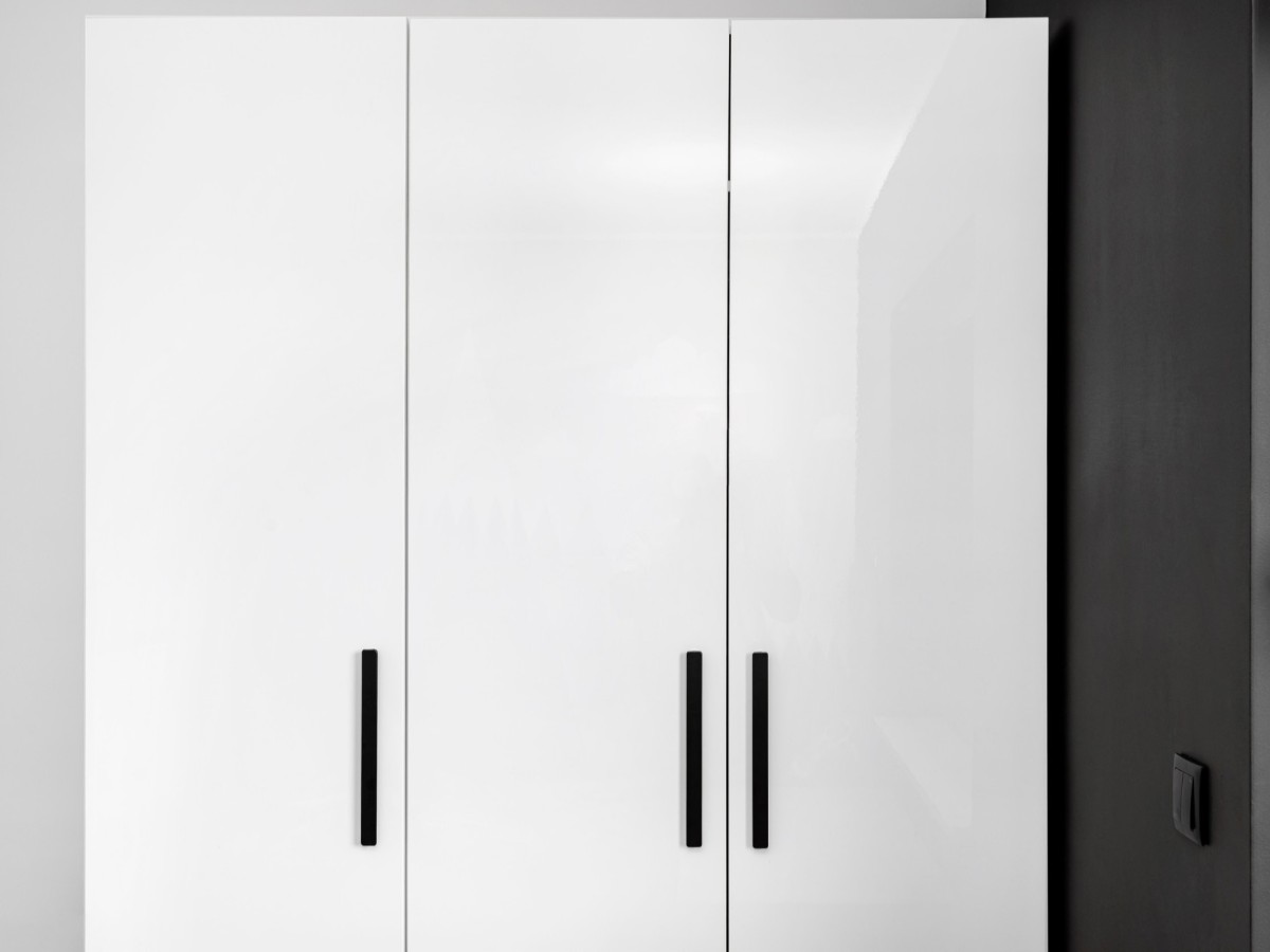 Biała połyskująca szafa