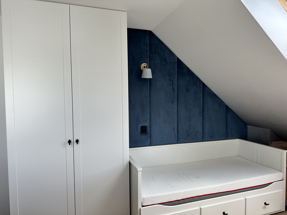 Biała szafa i łóżko na wymiar