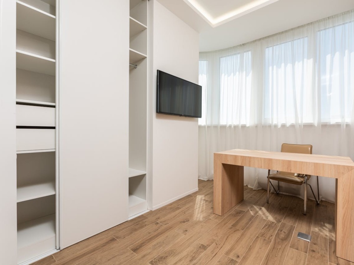 Biała szafa przesuwna w biurze