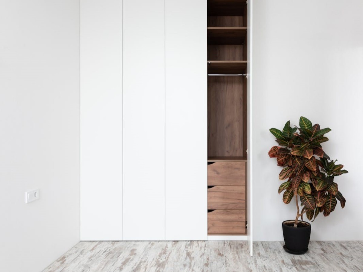 Biała szafa przesuwna w pokoju