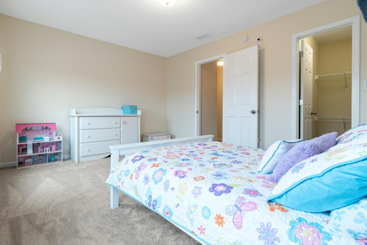 Białe meble w pokoju dziecka