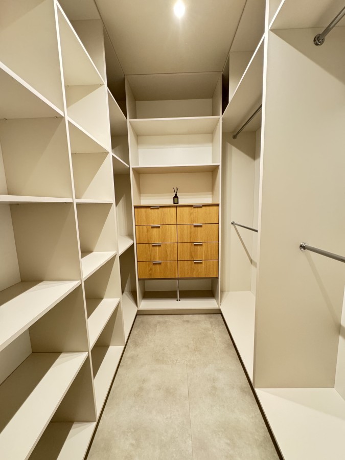 Garderoba na wymiar z szafką w przedpokoju