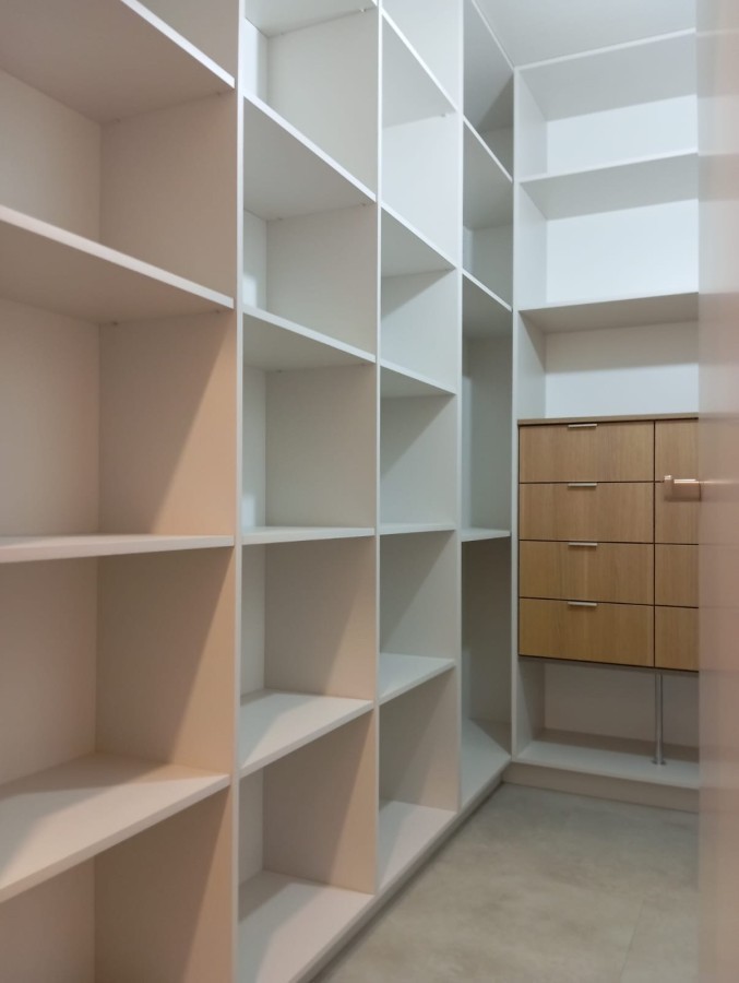 Garderoba na wymiar biała z drewnianą szafką