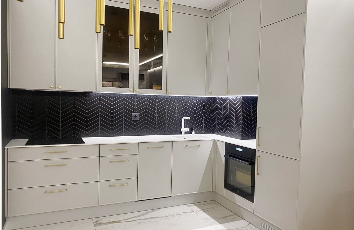 Kafelki ułożone w jodełkę nad blatem kuchennym