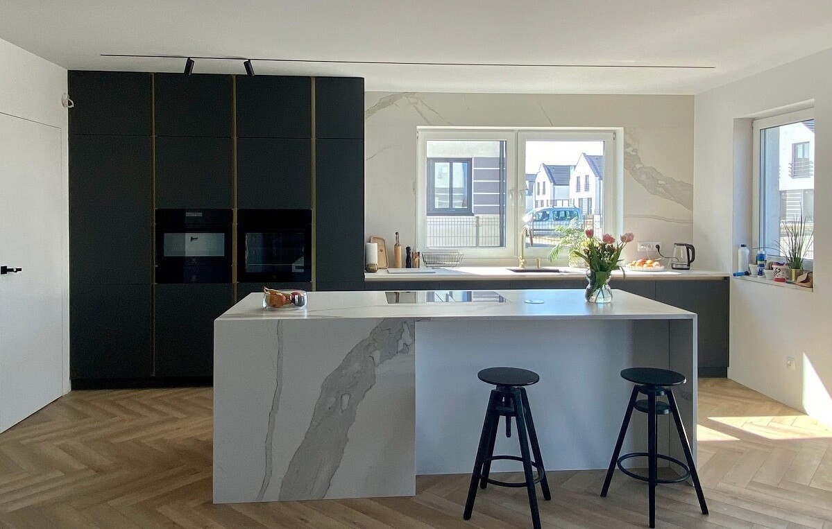 Przestrzeń nad blatem w kuchni zaaranżowana jako cała ściana