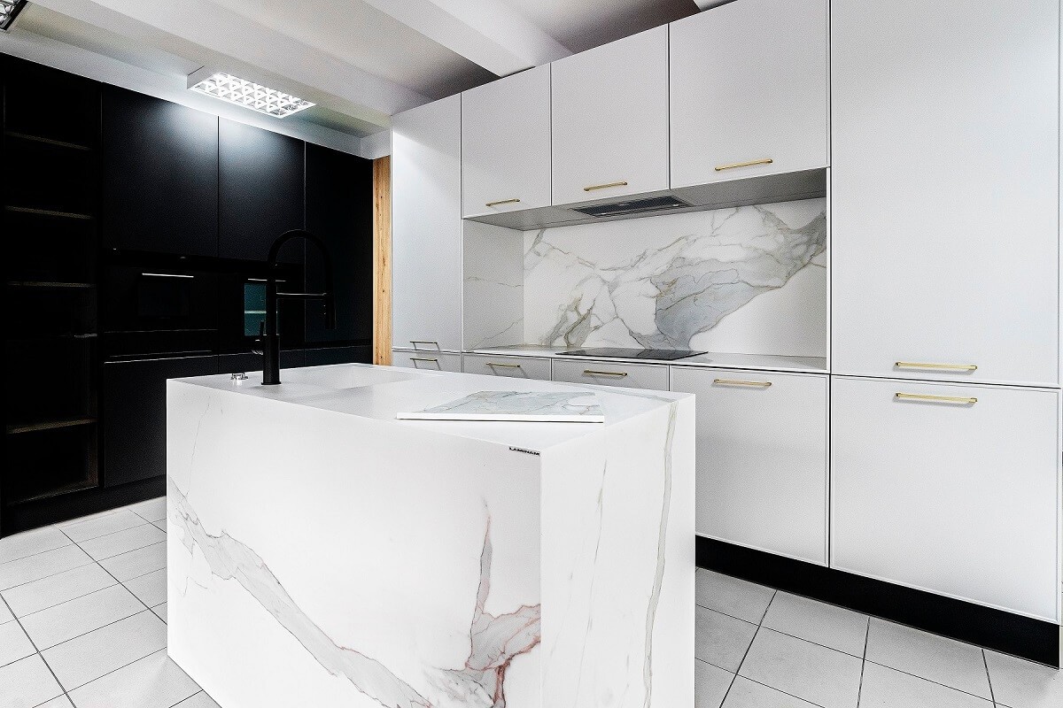 Nowoczesne wykończenie ściany nad blatem w kuchni 