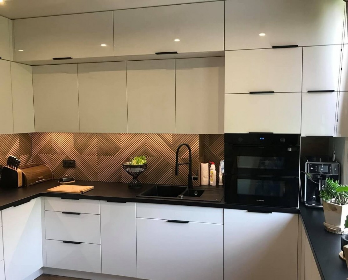 Oryginalne płytki na ścianie nad kuchennym blatem