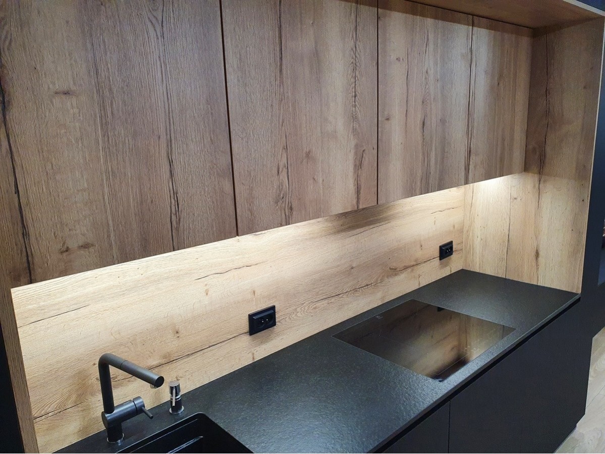 Płyta drewnopodobna zainstalowana na ścianie nad kuchennym blatem