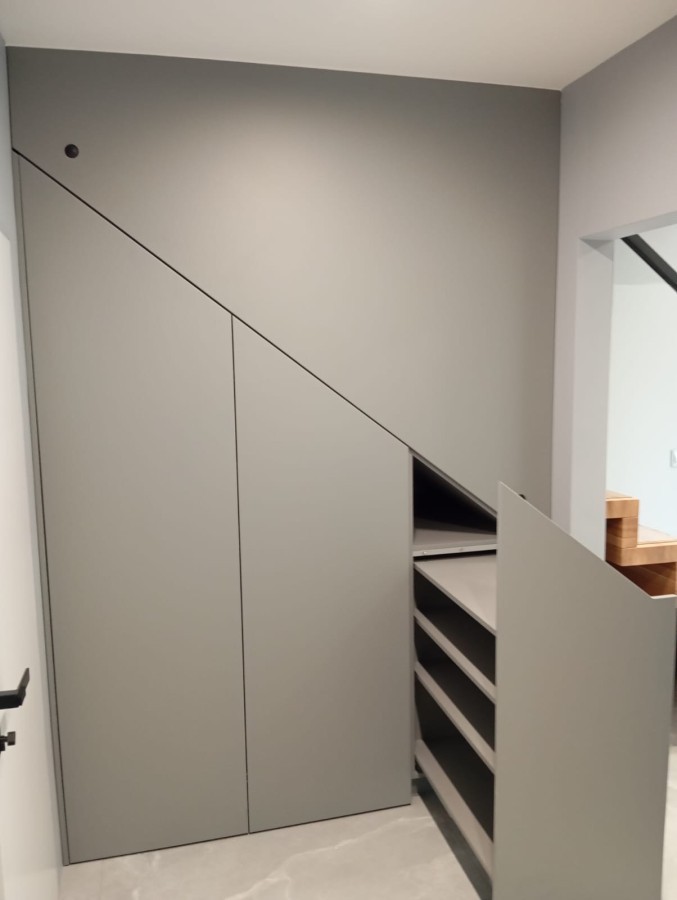 Szara zabudowa  w pomieszczeniu ze skosem