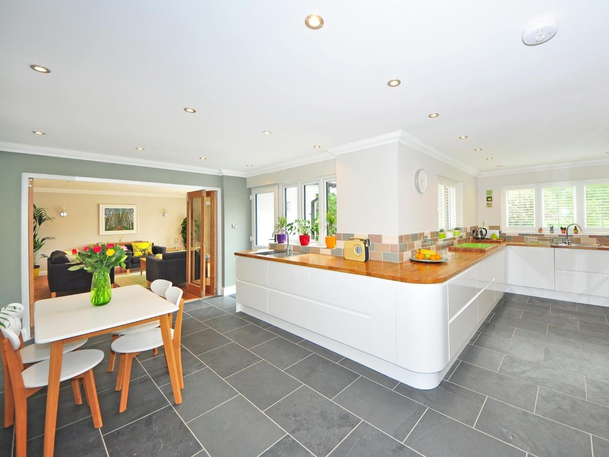 Zabudowa kuchenna, stolik z krzesłami w tych samych kolorach