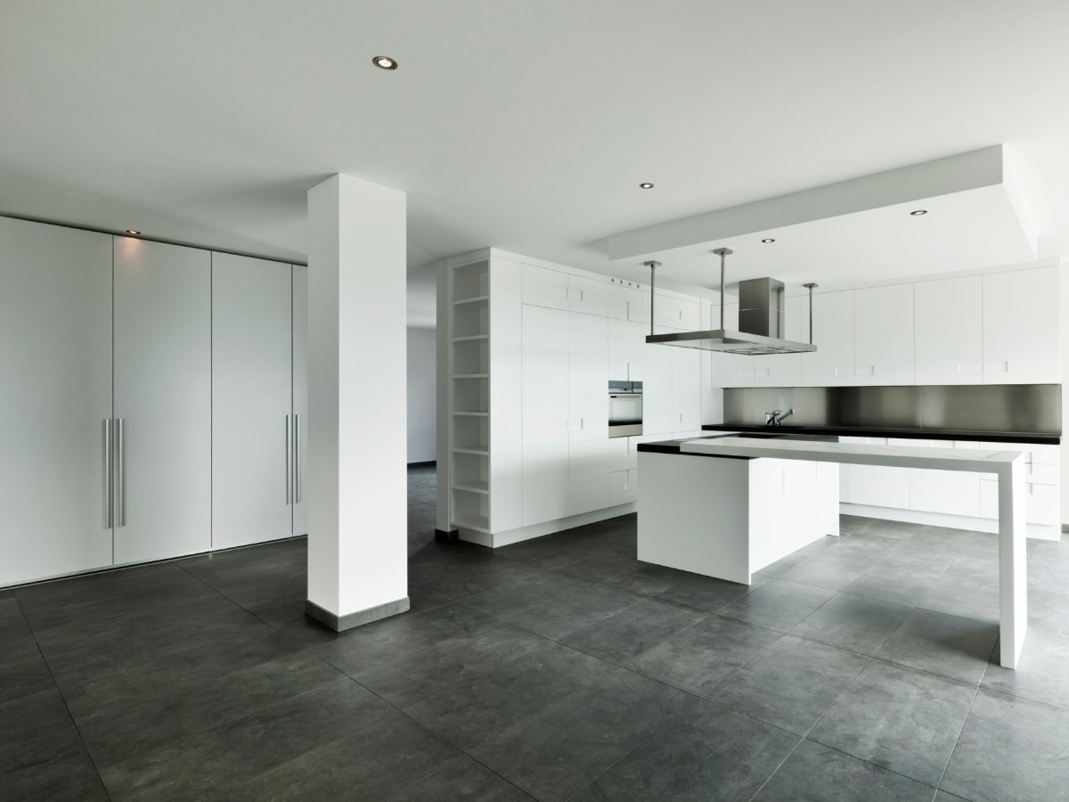 Zabudowa kuchenna i szafa na wymiar w kolorze bieli